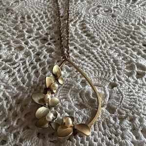 Elegant Gold Floral Necklace
